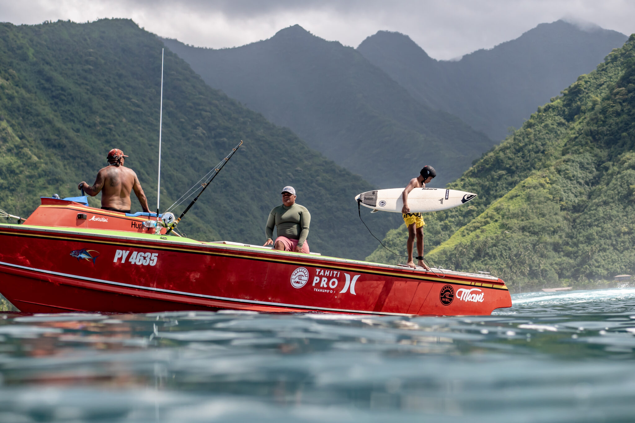 TEAHUPOO-NAIKI-21-sur-64-2048x1365