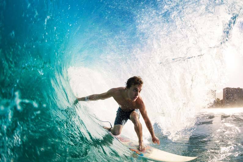 Surfer with no surf helmet